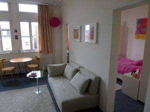 Zimmer  individuell möbliert - room individually furnished