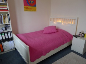 Zimmer  individuell möbliert - room individually furnished